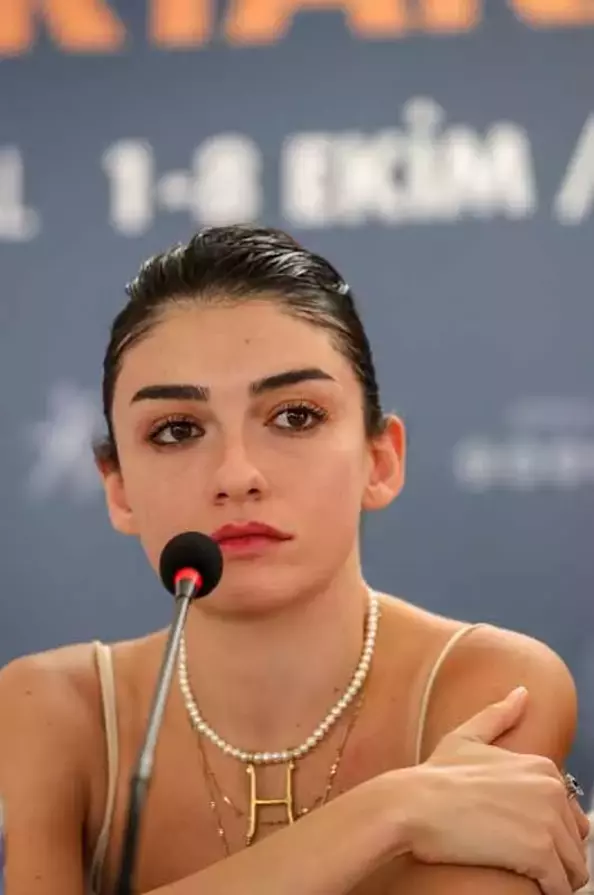 İnci Taneleri Dizisi ve Hazar Ergüçlü'nün Kariyeri