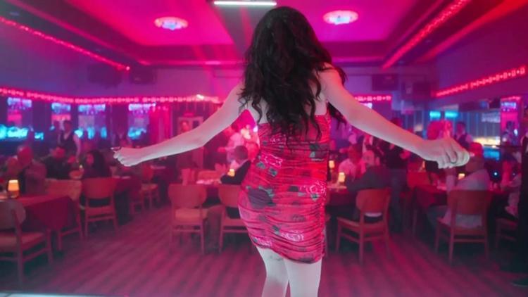 Sincanlı Erkal'ın 'İnci Taneleri' Dizisindeki Performansı ve 'Gemileri Yakarım' Türküsü